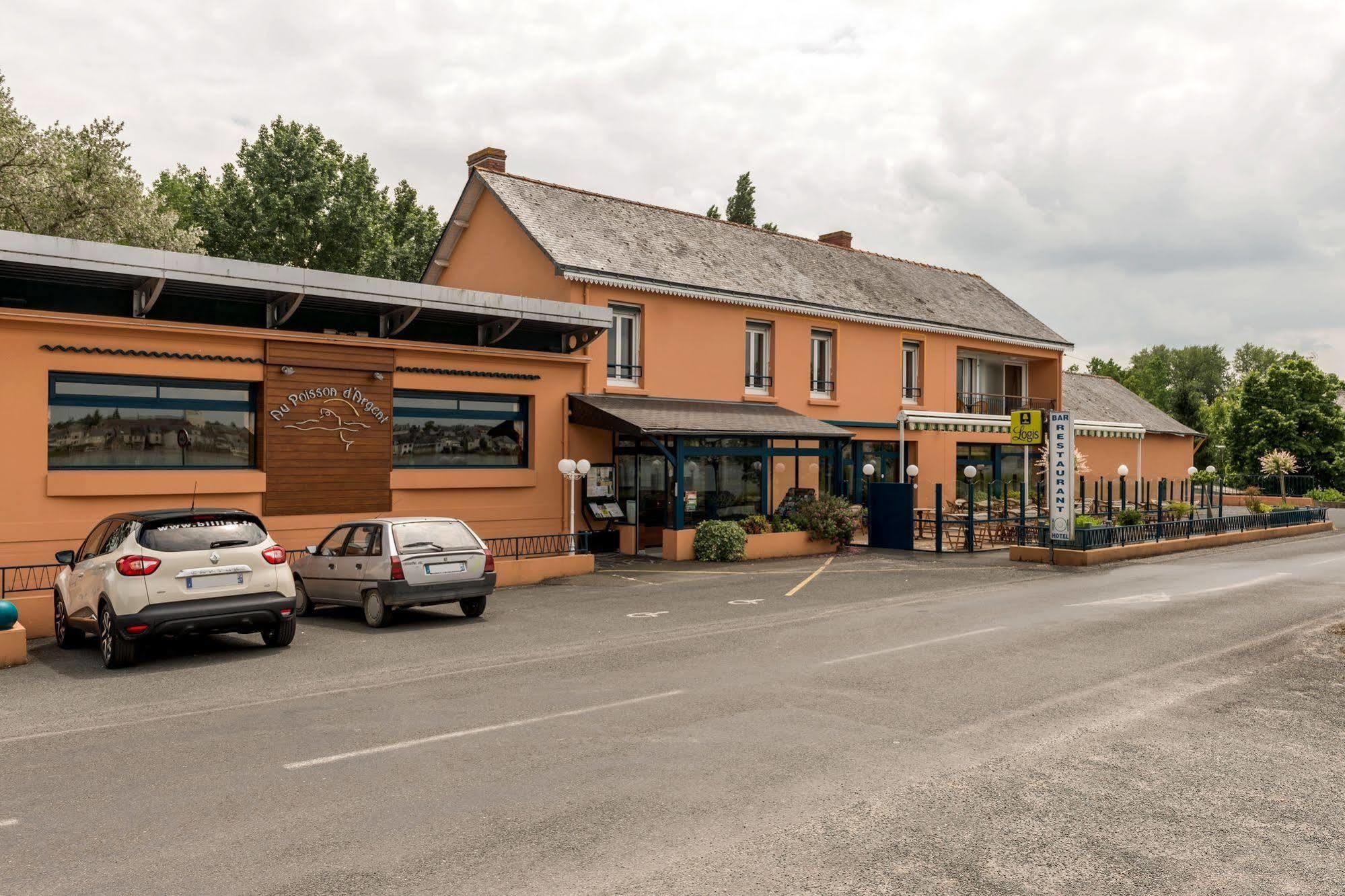 Hotel Logis Au Poisson D'Argent Le Mesnil-en-Vallée Exterior foto